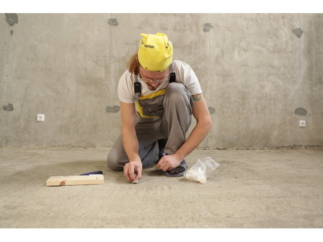 Как сделать финишное выравнивание пола под ламинат, линолеум? | Weber ...